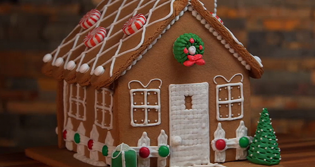 お菓子の家とチョコのサンタ (原題: Eggnog & Gingerbread Houses)の写真