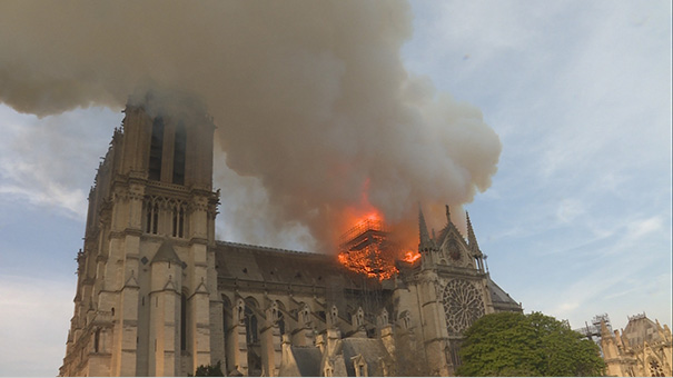 ノートルダム大聖堂：悲劇の大規模火災の写真