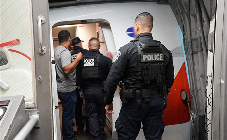 仰天！運び屋vs取締屋in全米エアポート 9