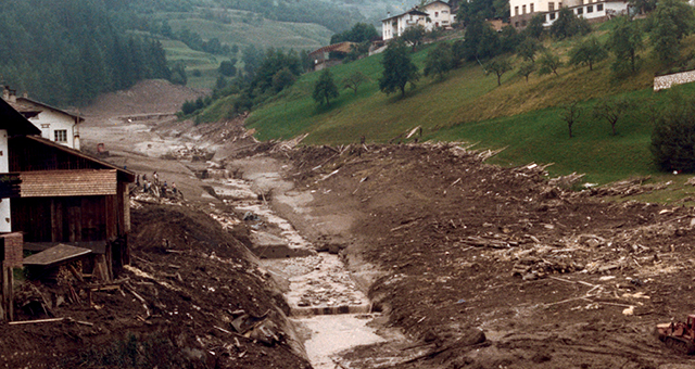 イタリア・ダム崩壊事故 (原題: Flood At Stava Dam aka Trento Dam)の写真