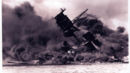 パール・ハーバー：米戦艦から流れ続ける油の写真