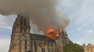 ノートルダム大聖堂：悲劇の大規模火災の写真