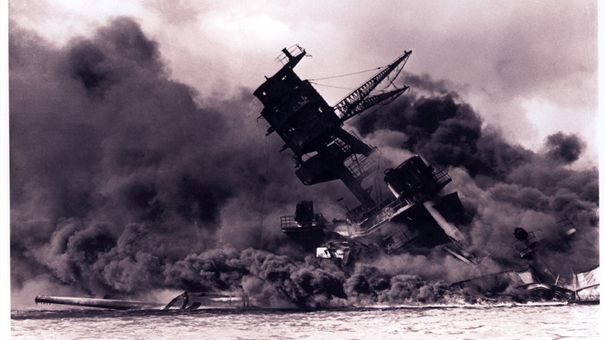 パール・ハーバー：米戦艦から流れ続ける油の写真