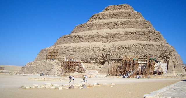 エジプト：世界最古の階段ピラミッドの写真